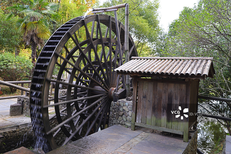 古老的水车转动取水农耕文化展示图片素材