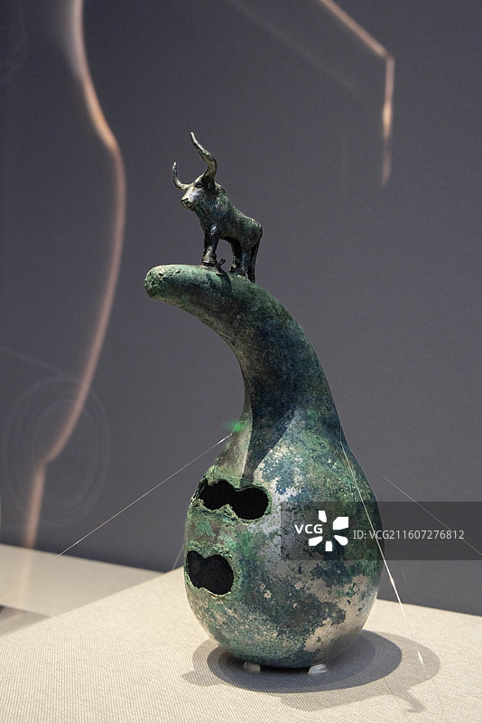 上海中国航海博物馆印证滇国云南古滇文明特展立牛曲管铜葫芦笙 战国 云南玉溪江川李家山M24图片素材