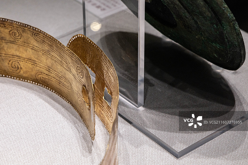 上海中国航海博物馆印证滇国云南古滇文明特展金腰带及圆形铜扣饰 西汉 云南玉溪江川李家山古墓群出土图片素材