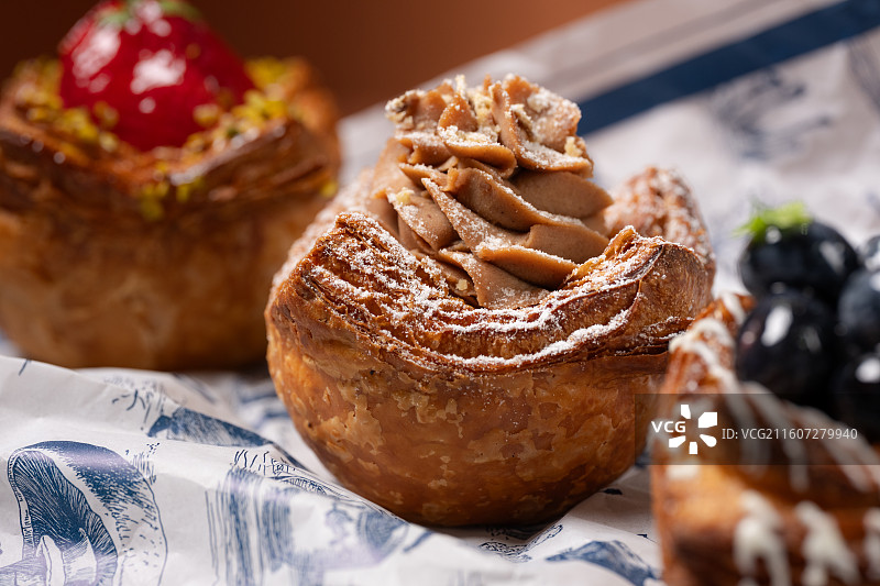 松脆的糕点上饰有榛子奶油和糖粉图片素材