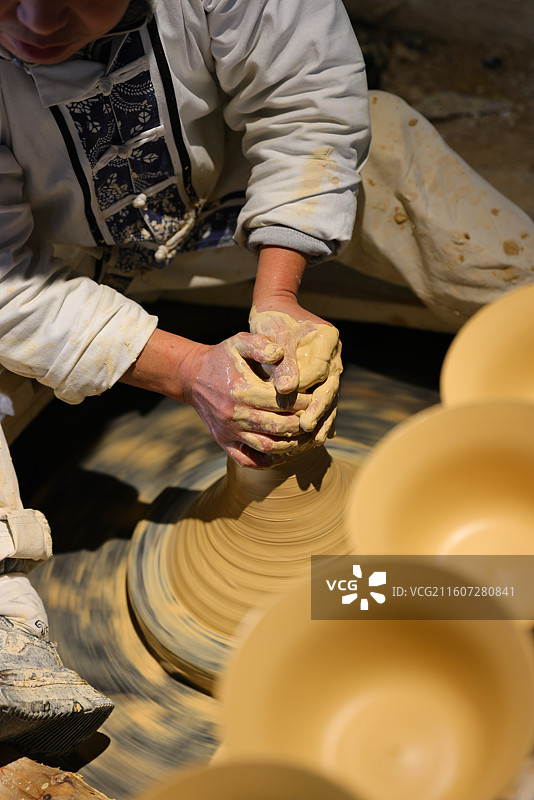 景德镇古窑传统陶艺制作过程-拉坯图片素材