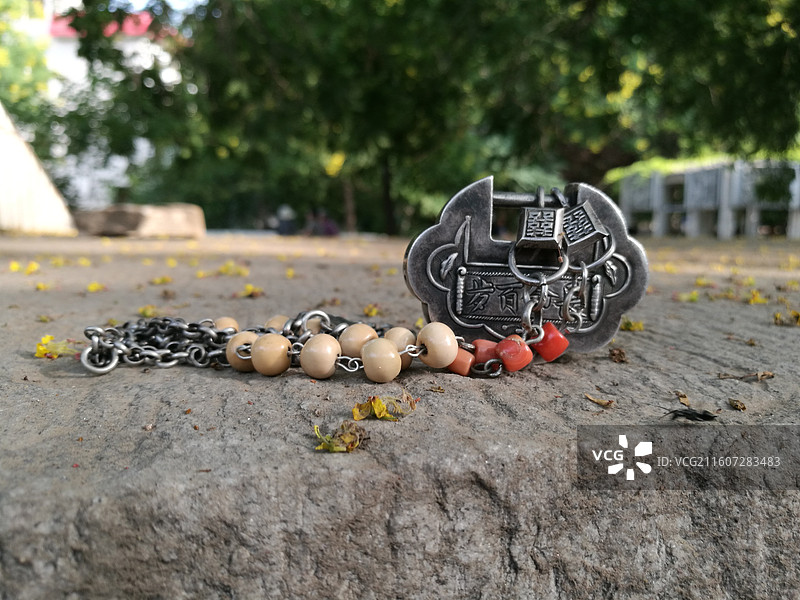 老银长命百岁花卉锁饰品。老物件古董。双喜。老银链。户外特写图片素材