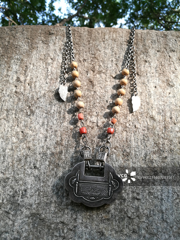 老银长命百岁花卉锁饰品。老物件古董。双喜。老银链。户外特写图片素材