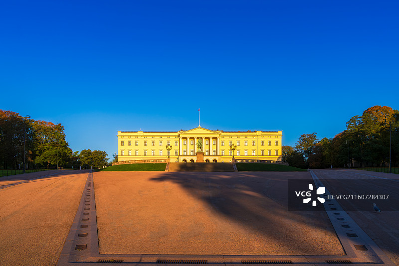 北欧Oslo奥斯陆王宫Det kongelige slott，新古典主义建筑，卡尔·约翰国王骑马铜像图片素材
