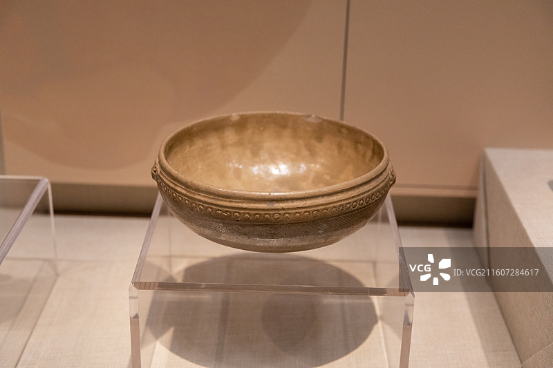 镇江博物馆西晋越窑青釉铺首组合纹瓷钵  金坛县茅麓公社向阳大队出土图片素材