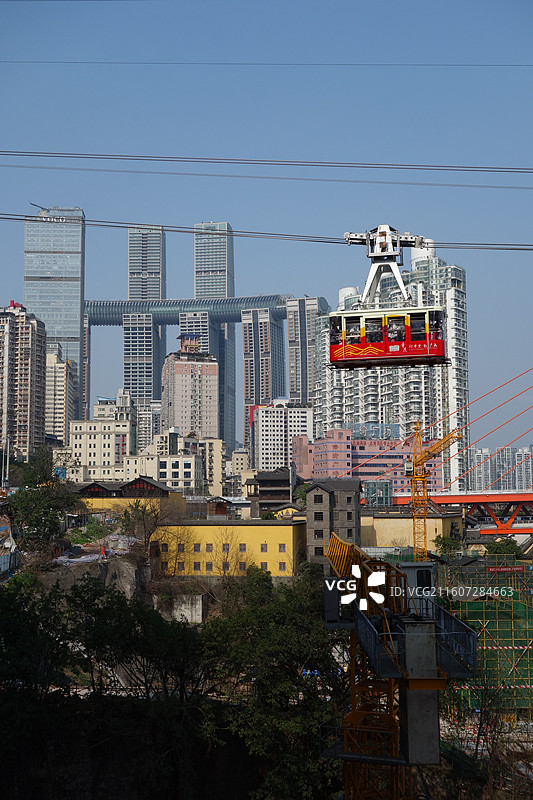 重庆市渝中区白象居拍朝天门码头来福士广场和长江索道图片素材