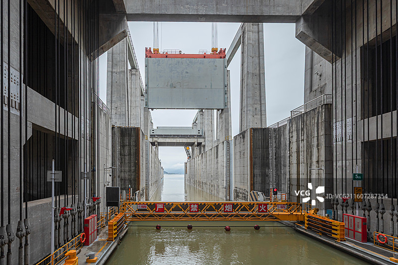 湖北宜昌三峡大坝壮观的船闸水利工程景致图片素材