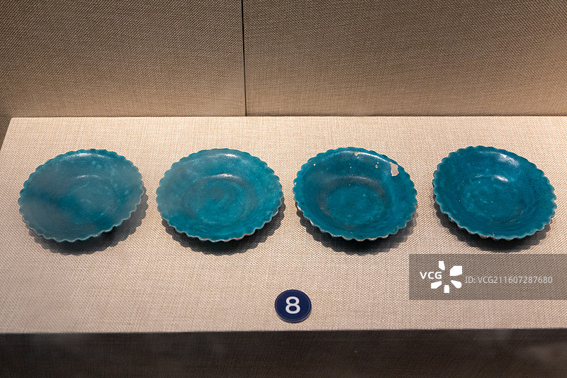 镇江博物馆明代孔雀蓝菊花形小瓷碟  1973年邗江县黄玉公社具基大队北王生产队嘉靖墓出土图片素材