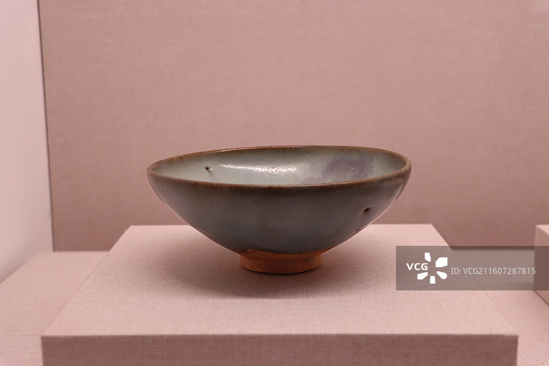 北京民生现代美术馆展出的金代钧窑瓷碗图片素材