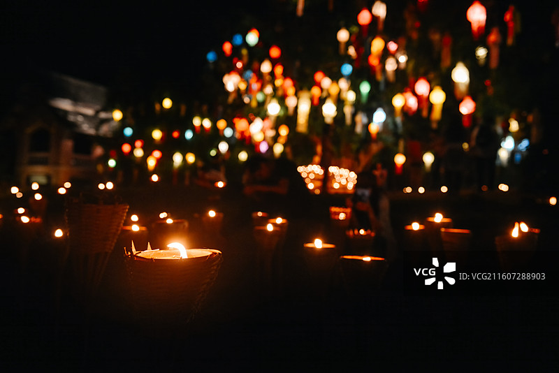 泰国清迈水灯节期间盼道寺内的烛光图片素材