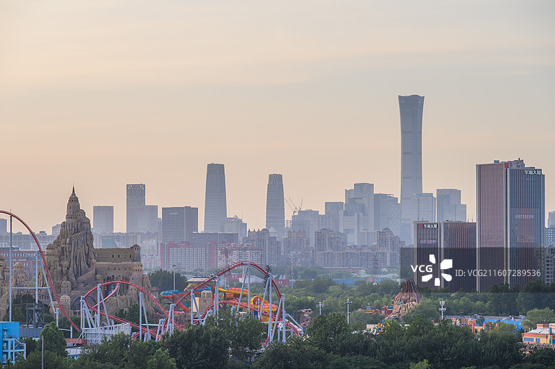 北京欢乐谷与中国尊国贸夏季城市天际线全景傍晚图片素材