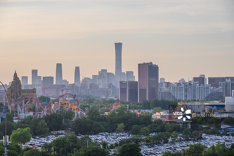 北京欢乐谷与中国尊国贸夏季城市天际线全景傍晚图片素材