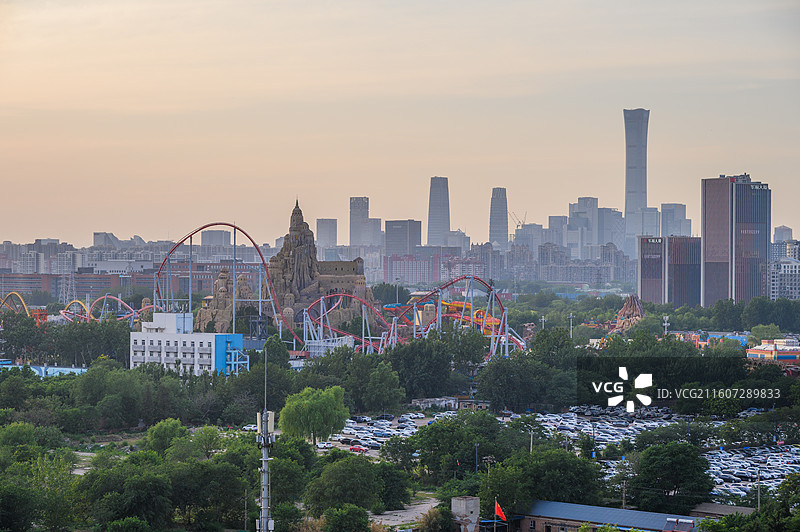北京欢乐谷与中国尊国贸夏季城市天际线全景傍晚图片素材
