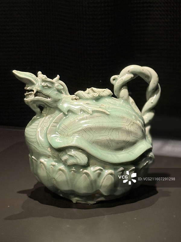 韩国国立中央博物馆·青瓷龟龙型注子·12世纪图片素材