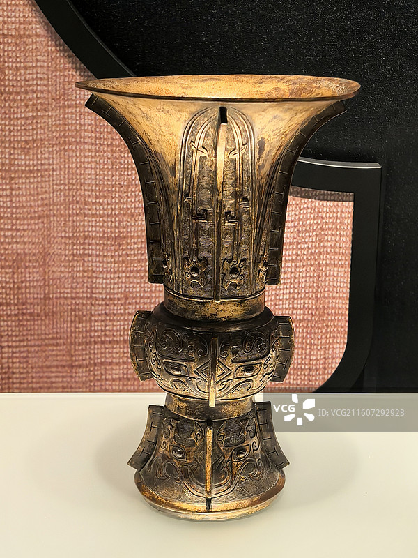 胡文明制鎏金铜觚  明万历廿七年（1599) 圣路易斯艺术博物馆 (上博融古烁新展)图片素材