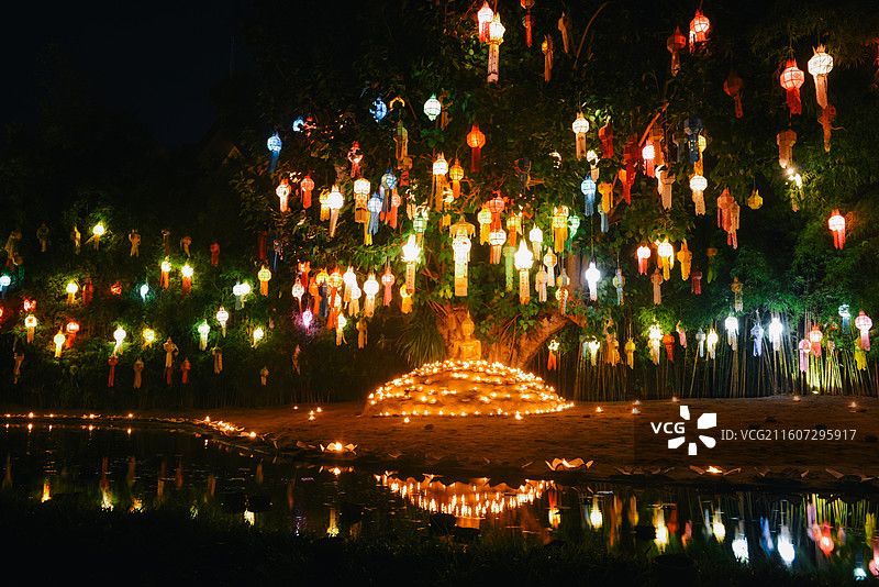 泰国清迈水灯节期间盼道寺庙内佛像与彩灯风景图片素材