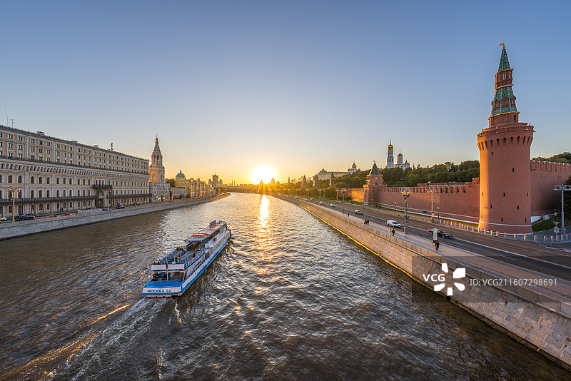 俄罗斯莫斯科：克林姆林宫和莫斯科河日落风光图片素材
