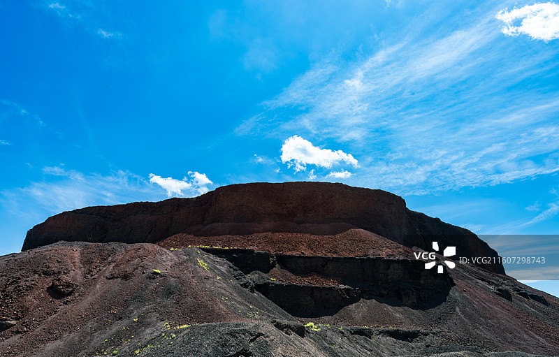 俯瞰蓝天的火山图片素材