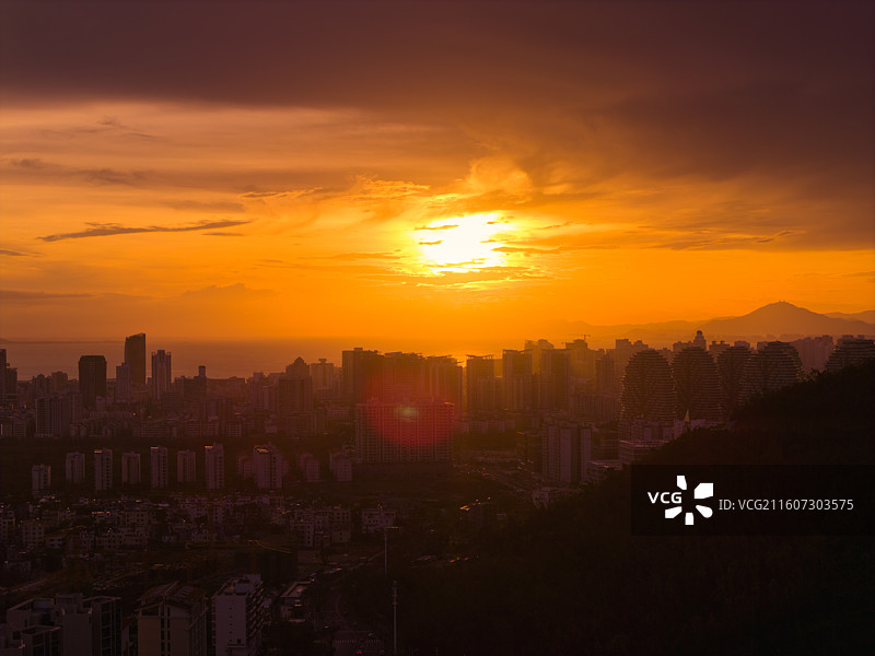 海南自贸港三亚风光海螺公园蓝调时刻落日晚霞图片素材