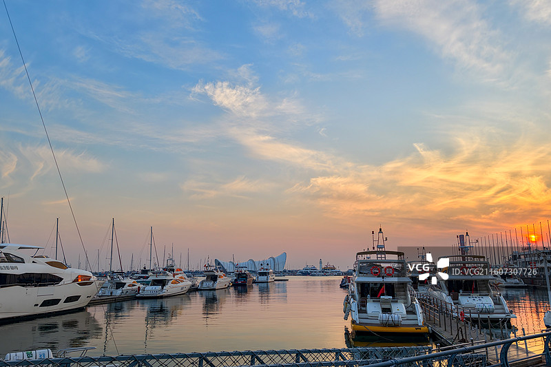 青岛奥林匹克帆船中心码头停泊的帆船 夕阳日落图片素材