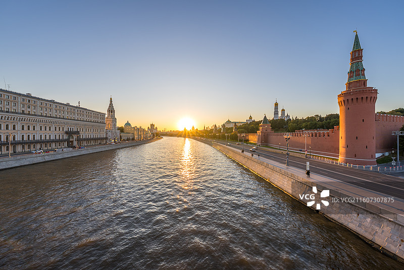 俄罗斯莫斯科：克林姆林宫和莫斯科河日落风光图片素材