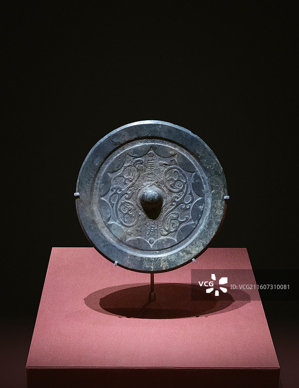 襄阳市博物馆新馆展品·铜镜。西晋（265-317年）2004年襄阳市襄城区真武山墓地20号墓出土。图片素材