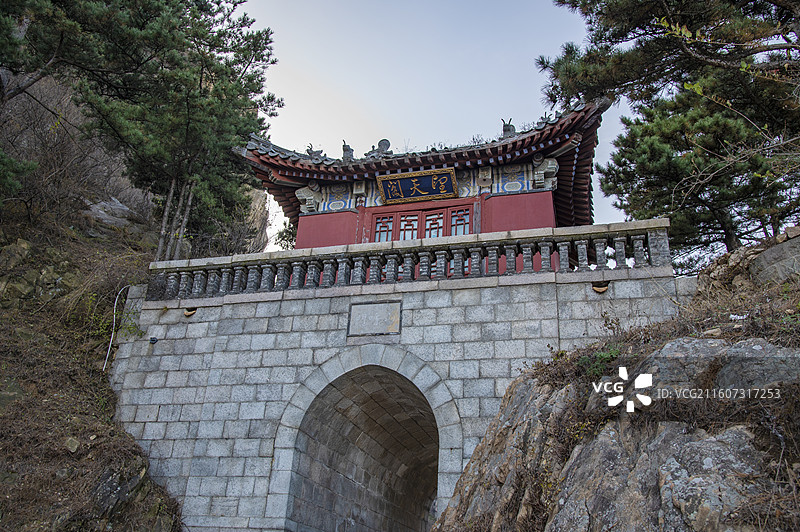 泰山风景名胜区内的山呼门 望天阁图片素材