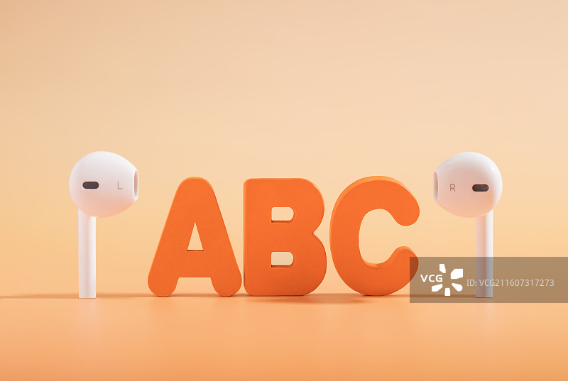 微缩创意英语考试与听力测验图片素材