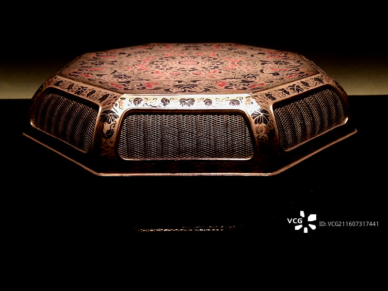 清乾隆、识文描金竹胎福寿连绵八方捧盒、2025“髹漆”与共——清代广作外销漆器文物展图片素材