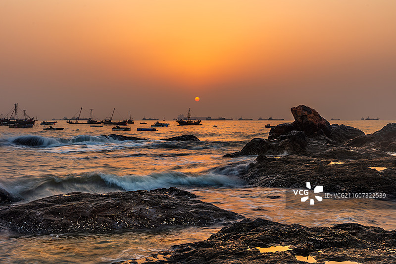 澄海愈舟，浪击焦岩图片素材