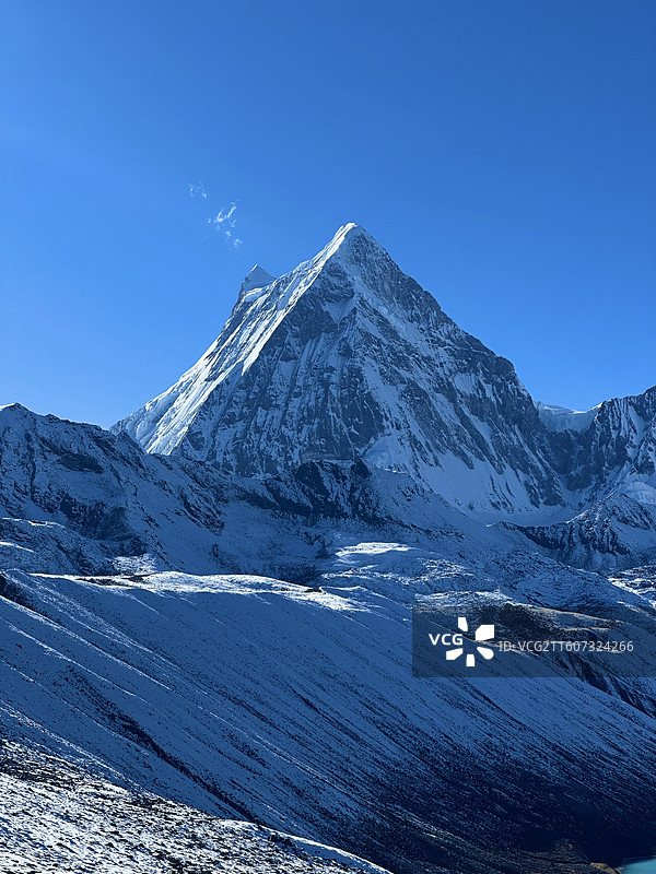 冬季库拉岗日的山峰图片素材