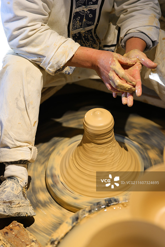 景德镇古窑传统陶艺制作过程-拉坯图片素材