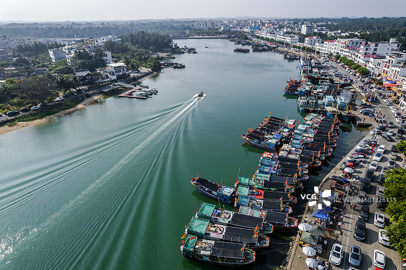 俯瞰海南琼海市潭门镇渔船港口风景图片素材