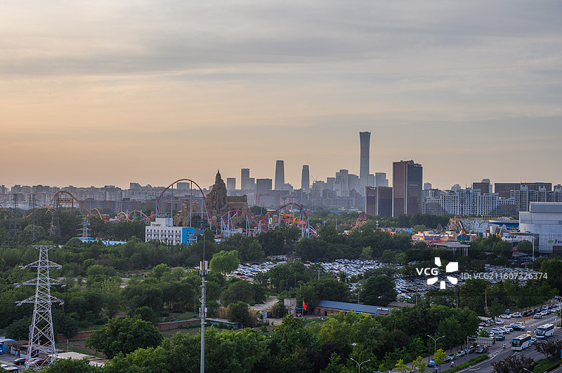北京欢乐谷与中国尊国贸夏季城市天际线全景傍晚图片素材