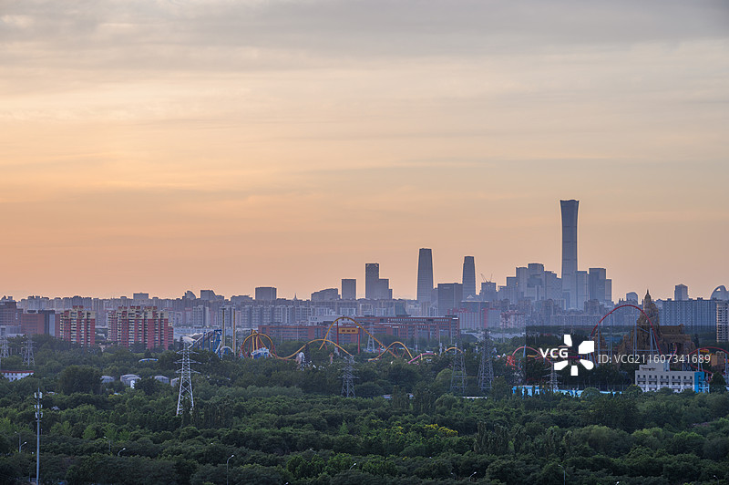 北京欢乐谷与中国尊国贸夏季城市天际线全景傍晚图片素材