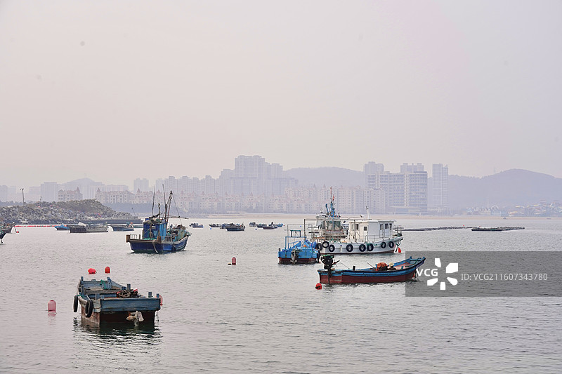 威海小石岛景区停泊的渔船图片素材