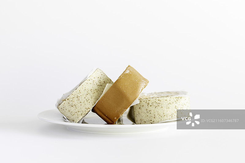 白色背景下盘子中甜点的高角度视图图片素材