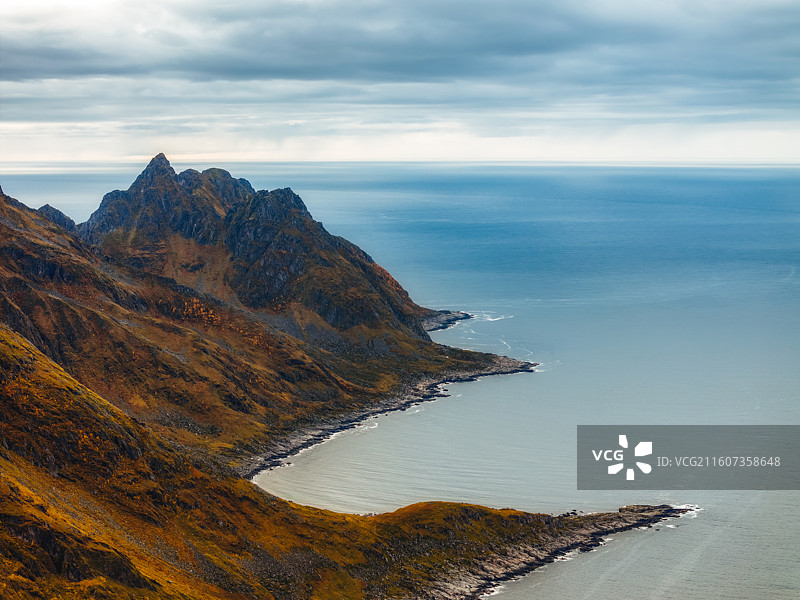 北欧，北挪威Norway，特罗姆斯郡Tromsø，塞尼亚Senja，梅峡湾Mefjorden秋景航拍图片素材