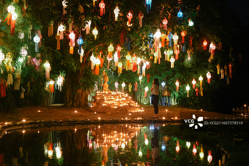 一位中国女性再泰国清迈水灯节期间盼道寺庙内祈福图片素材