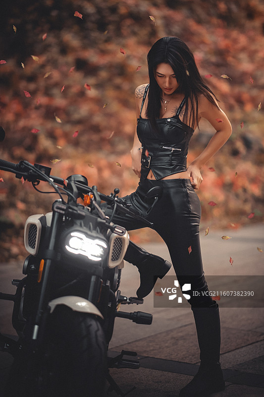 深秋中的酷飒机车女骑士图片素材