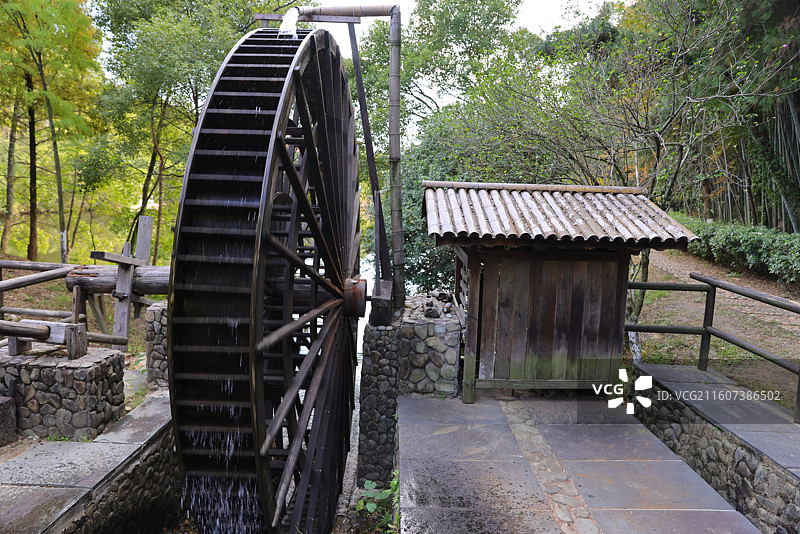 古老的水车转动取水农耕文化展示图片素材