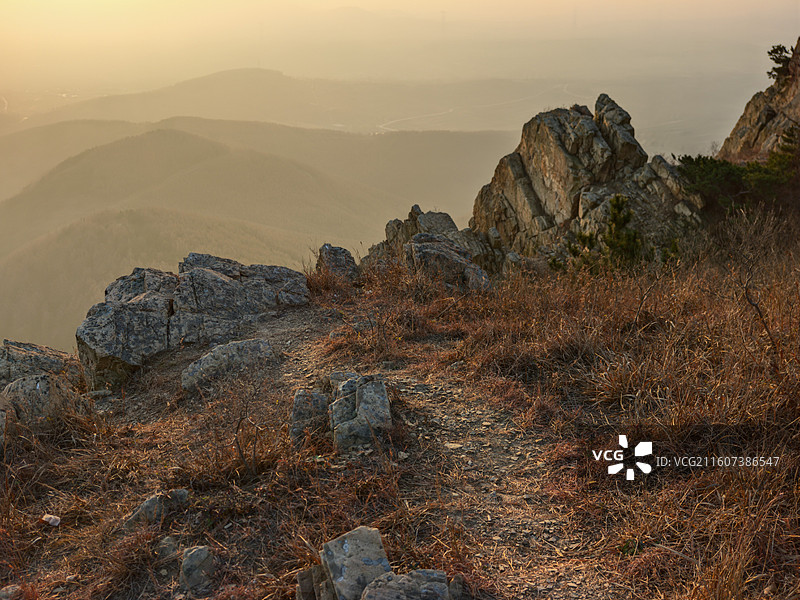 冬天，攀爬莒县屋楼崮看日出图片素材