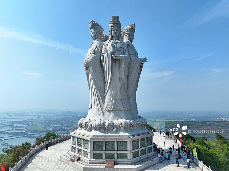 广东汕尾海丰县大德妈祖庙旅游区山顶上的五身妈祖雕像。图片素材