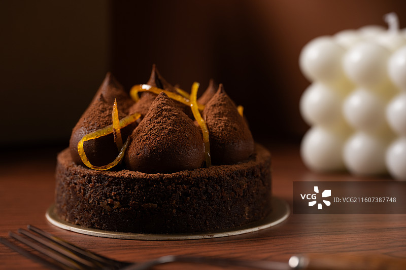 浓郁的黑巧克力挞配白色泡泡蜡烛图片素材