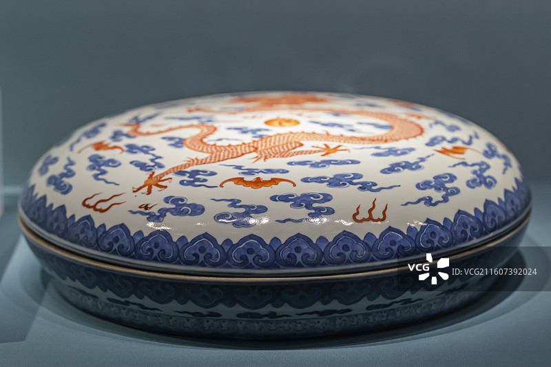 红彩云龙纹格盒 清 乾隆 山东博物馆藏图片素材