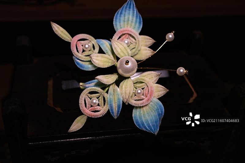 中国历史文化名街扬州东关街中国传统艺术品、非物质文化遗产-扬州绒花展示图片素材