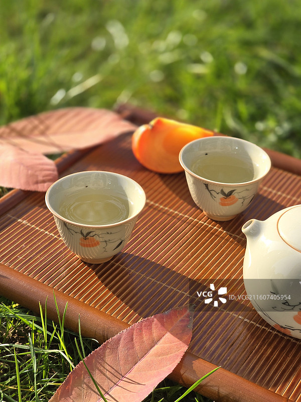 草地上茶盘茶杯茶水45度角视图图片素材