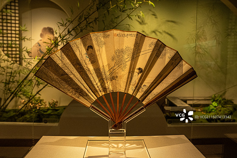 清代 吴友如 王绪曾 仕女图 楷书 成扇 上海博物馆图片素材