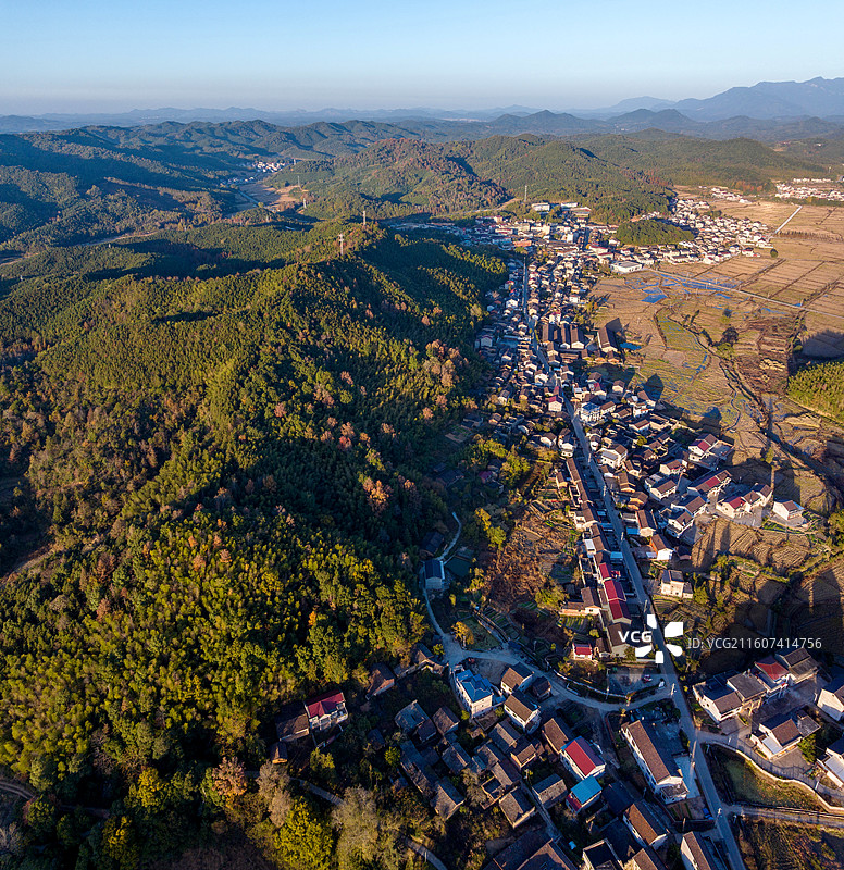 江西抚州金溪县生态山村，多彩山林与村庄、公路、农田，构成美丽风景冬景。图片素材