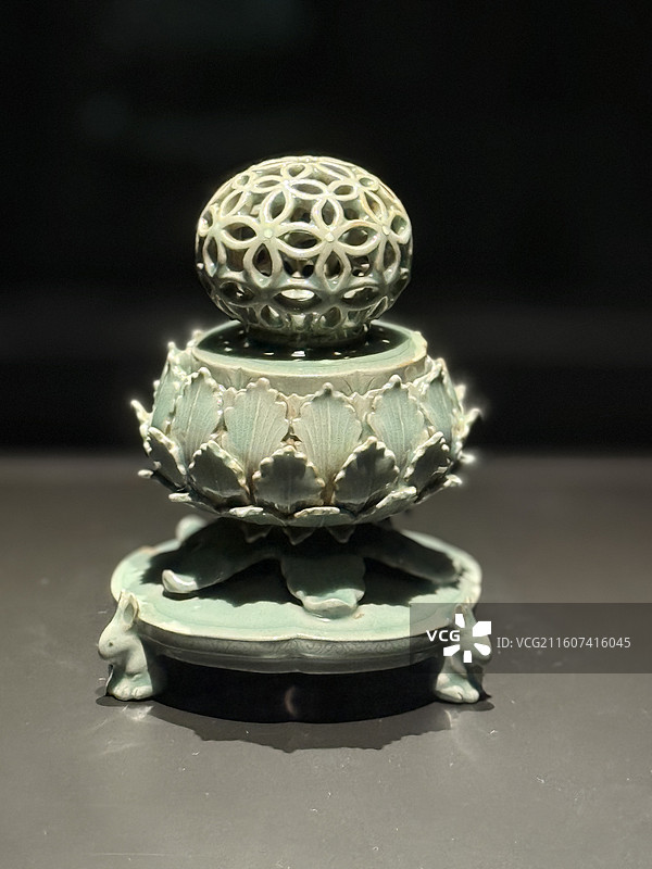 韩国国立中央博物馆·青瓷透刻七宝文香炉·12世纪图片素材